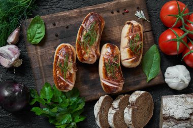 Tahtada ızgara sosis var.