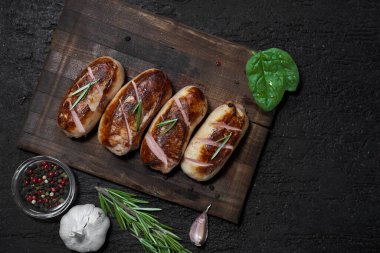 Tahtada ızgara sosis var.