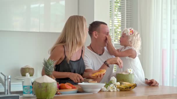 Сім'я на кухні — стокове відео