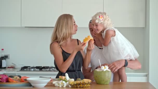 Familjen i köket — Stockvideo