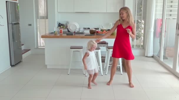 Madre bailando en la cocina con su hija — Vídeo de stock