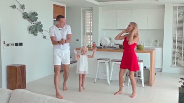 Семейные танцы дома — стоковое видео