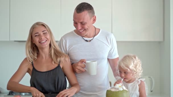 Familie in de keuken — Stockvideo