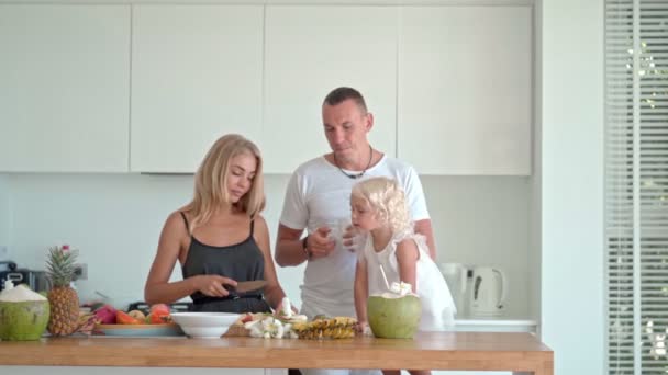 Família na cozinha — Vídeo de Stock