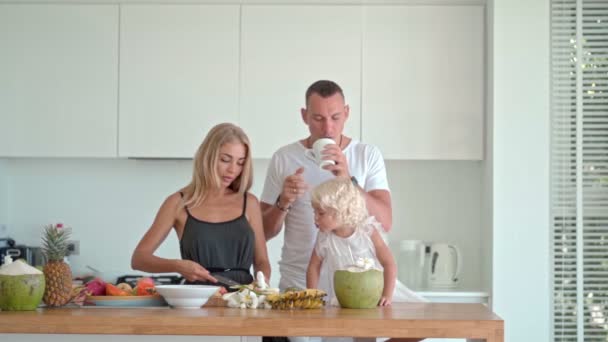 Keluarga di dapur — Stok Video
