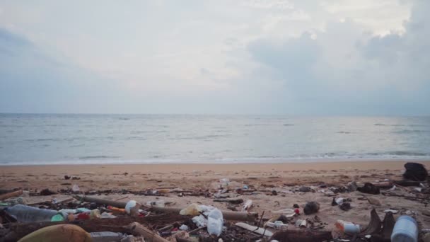 Pollution sur la plage de la mer tropicale. — Video