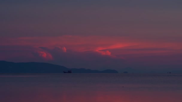 Okyanusun üzerinde gün batımı — Stok video