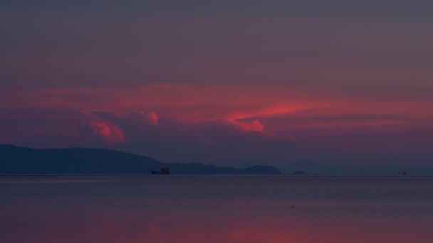 Puesta de sol sobre el océano — Vídeo de stock