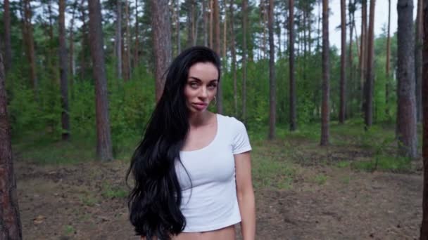 森の中の木の横に立つ女 — ストック動画