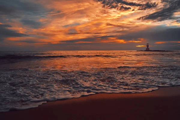 Farol na costa ao pôr do sol — Fotografia de Stock