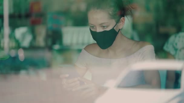 Femme en masque de protection dans le café — Video