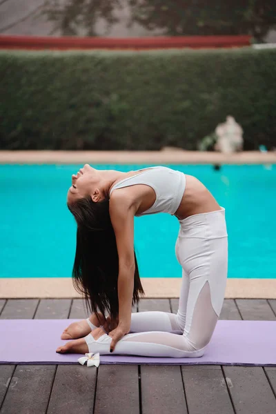 Asia Yoga instructeur, in outdoor oefening — Stockfoto