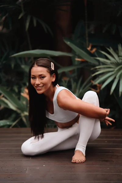 Aziatische Yoga instructeur, in outdoor oefening — Stockfoto