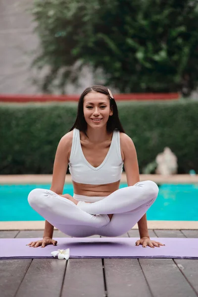 Asian Yoga instructor, in outdoor exercise — Stock Photo, Image