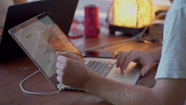 Ręce biznesmena pracującego na laptopie w kawiarni — Wideo stockowe