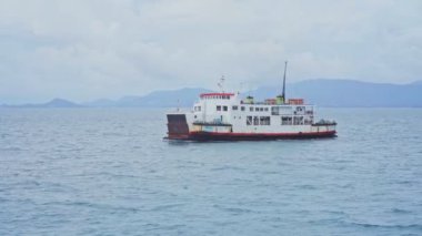 Koh Samui Tayland - 08 12 2020: Raja Ferry, Tayland. Tayland Körfezi 'nde bir feribot..
