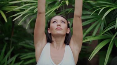 Yoga hocası, dışarıda egzersiz yapıyor.