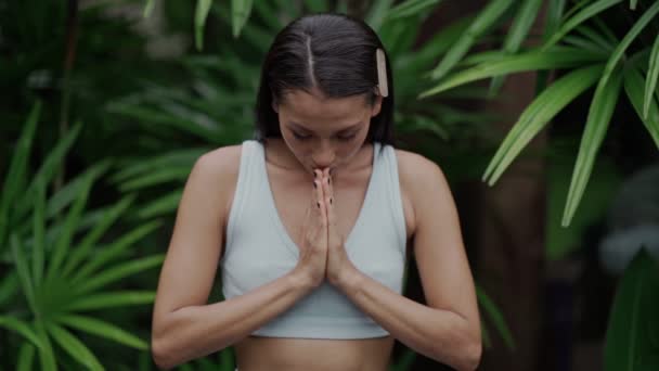 Yoga instructeur, in outdoor oefening — Stockvideo