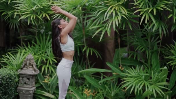 Instruktor jogi w ćwiczeniach na świeżym powietrzu — Wideo stockowe