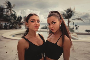 İki Güzel Karışık Irk İkiz Kardeşler Açık Hava Portresi.