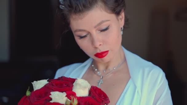 Pernikahan karangan bunga di tangan pengantin wanita yang cantik, pengantin wanita memegang buket pernikahan besar pada upacara pernikahan, buket pernikahan di tangan pengantin wanita — Stok Video