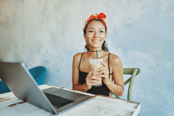 Uma jovem mulher asiática usando laptop no café — Fotografia de Stock