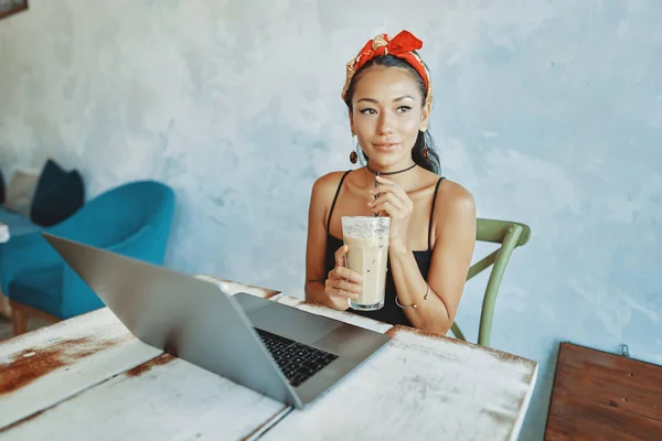 Uma jovem mulher asiática usando laptop no café — Fotografia de Stock