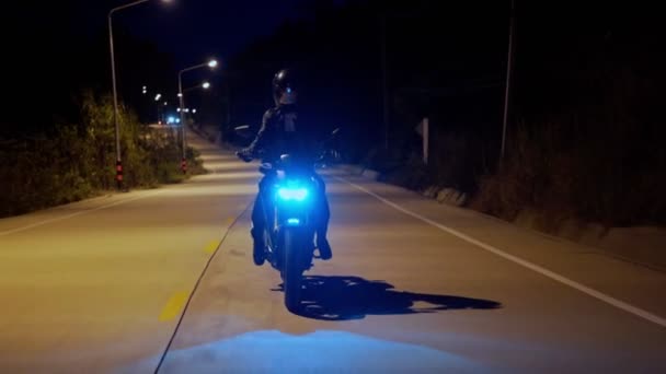 Mujer montando en la moto, concepto de libertad de aventura. 4K — Vídeo de stock