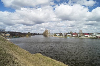 Arka plan mavi gökyüzü beyaz bulut ile kırsal arazide yılında bahar sel