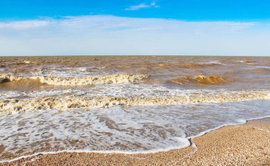Beyaz bulut ile arka plan mavi gökyüzü ufukta ile deniz manzarası