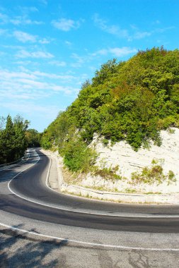 Flama arka plan mavi gökyüzü üzerinde dağda Güney yolda