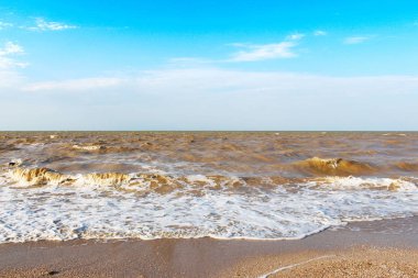 Beyaz bulut ile arka plan mavi gökyüzü ufukta ile deniz manzarası