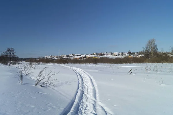 Winterlandschaft Mit Weg Zum Dorf Vor Blauem Himmel Sonnentag — Stockfoto