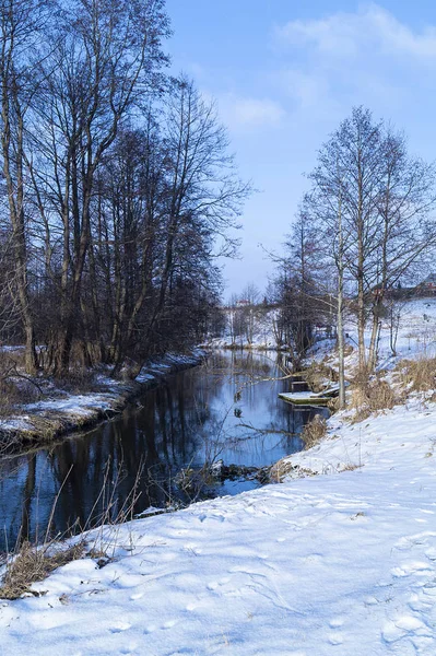 Fluss Wald Der Nähe Des Dorfes Zur Winterzeit Auf Blauem — Stockfoto