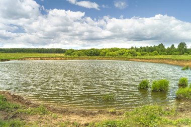 Güneş gün gölde bulut ile arka plan mavi gökyüzü, yıl yatay