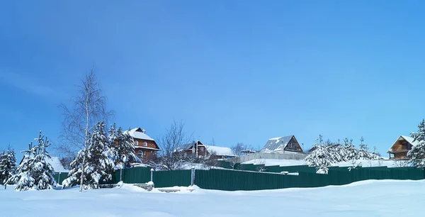 Krajina Chatou Venkovských Terénu Pozadí Modré Oblohy Zimě — Stock fotografie