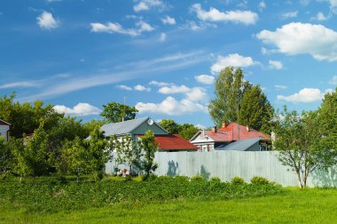 Arka plan mavi gökyüzü beyaz bulut ile kırsal arazide yıl peyzaj                               