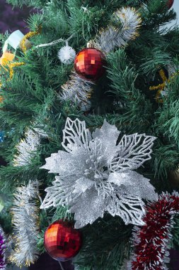 Yeşil çam ağacı şenlikli gün Noel üzerinde Zaralma kar tanesi