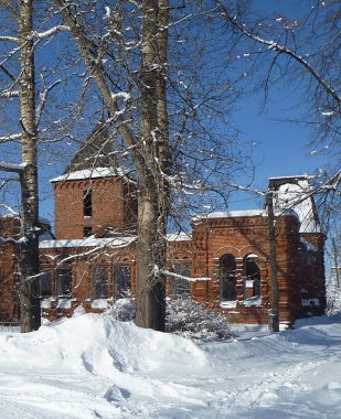 Eski zaman arka plan mavi gökyüzü üzerinde inşaat moloz ile kış manzarası