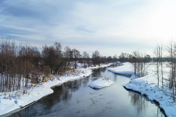 Сельский пейзаж с рекой в зимний период — стоковое фото