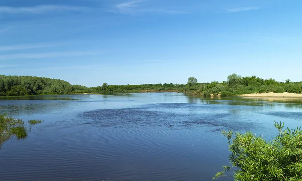 Fluss in ländlichem Gelände im Frühling — Stockfoto