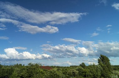 Beyaz bulutlu mavi gökyüzü