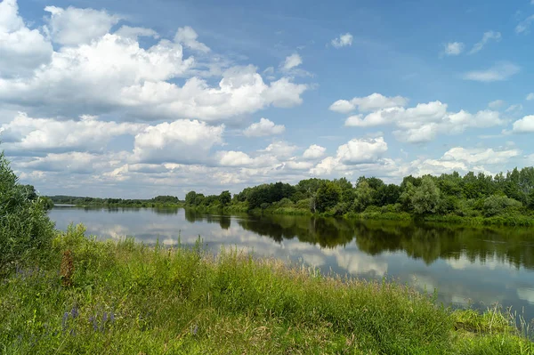 İlkbahar aylarında kırsal arazide nehir — Stok fotoğraf