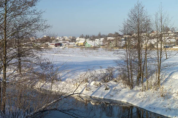 Winterlandschaft mit Dorf auf blauem Himmel — Stockfoto