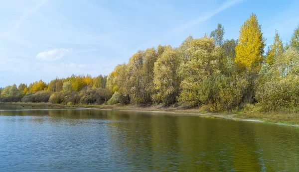 Őszi táj folyóval őszi hosszúságban — Stock Fotó