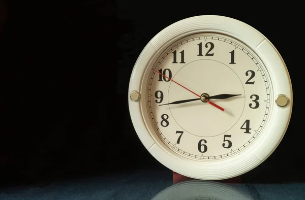 Reloj Blanco Con Reflexión Sobre Fondo Negro Esfera Redonda Con —  Fotos de Stock