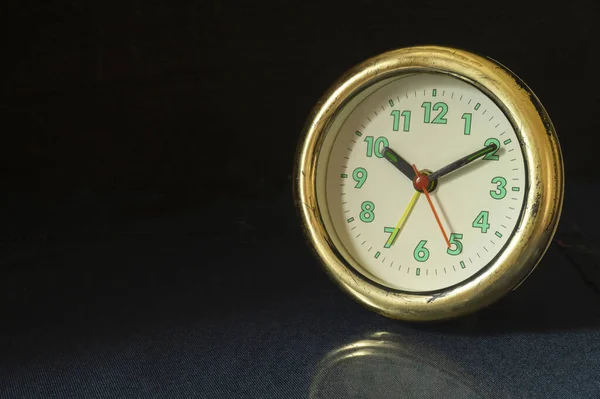Старые Круглые Часы Черном Фоне Будильник Столе Отражением Зеленые Числа — стоковое фото