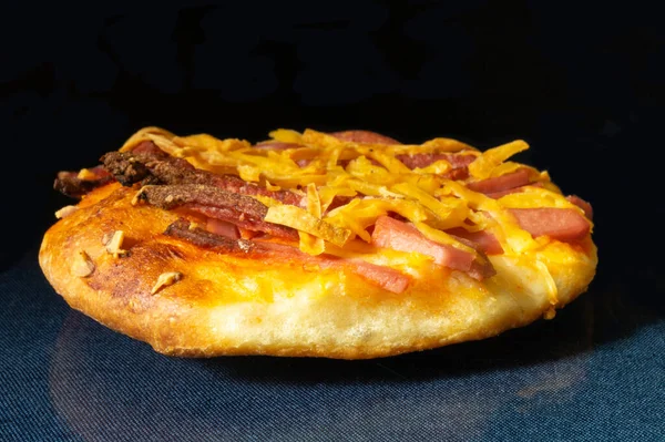 Die Pizza Mit Wurst Und Käse Auf Schwarzem Hintergrund Backen — Stockfoto