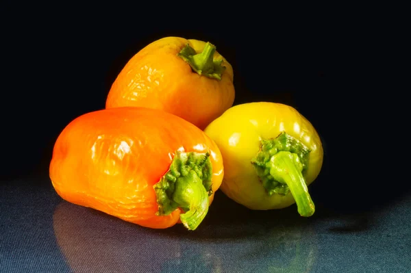 Cabai Kuning Dan Oranye Dengan Latar Belakang Hitam Sayuran Matang — Stok Foto