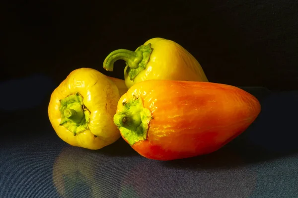Yellow Orange Pepper Black Background Ripe Vegetables Glass Table Reflection — Stock Photo, Image